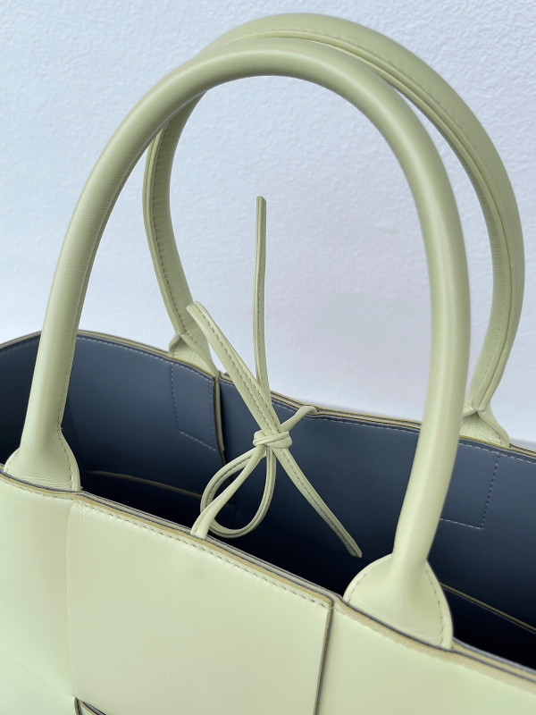 bo*te*ga Ve*ne*ta small arco tote bag