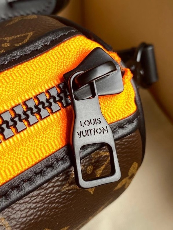 l0*is V*t0n keepall xs