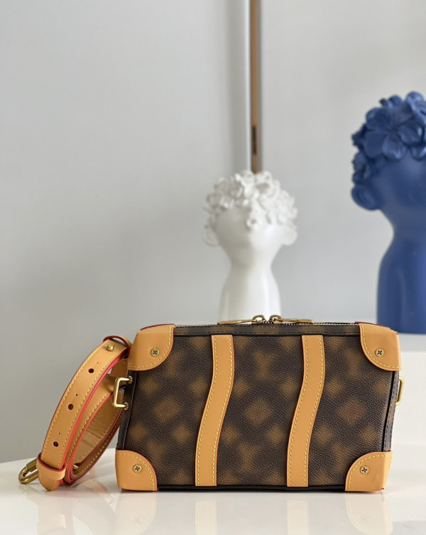 l0*is V*t0n soft trunk