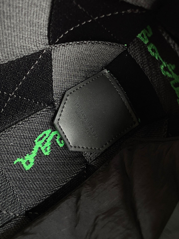 bo*te*ga Ve*ne*ta webbing