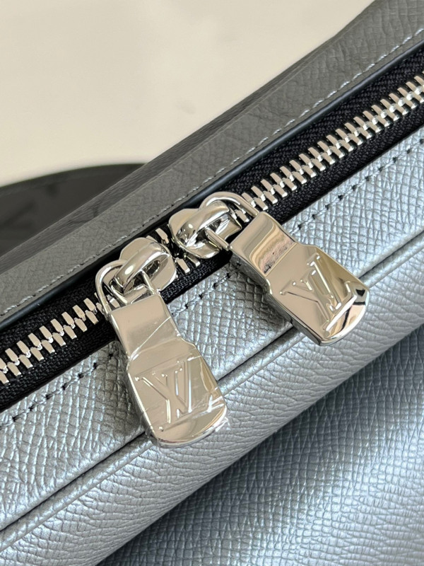 l0*is V*t0n outdoor messenger