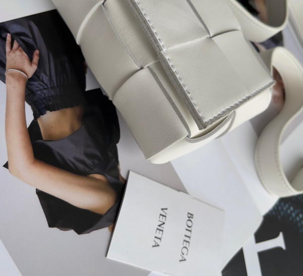 bo*te*ga Ve*ne*ta candy mini cassette-12*8*4cm