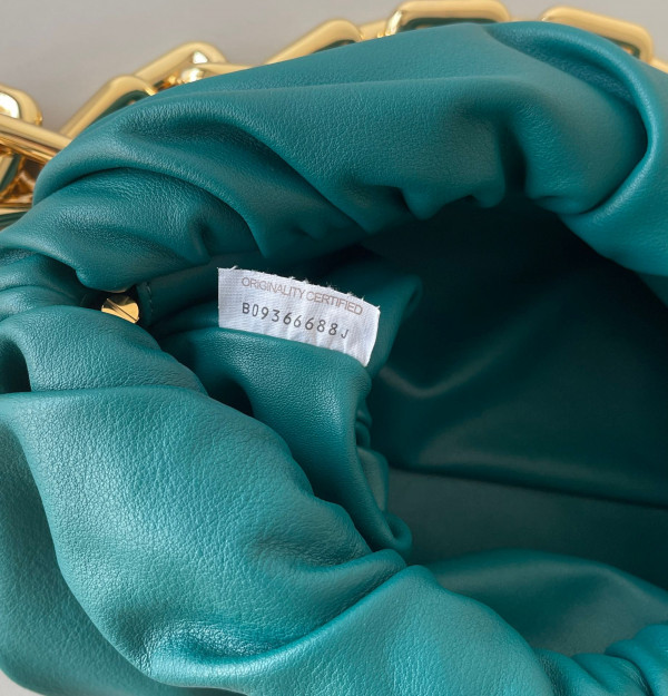 bo*te*ga Ve*ne*ta the chain pouch