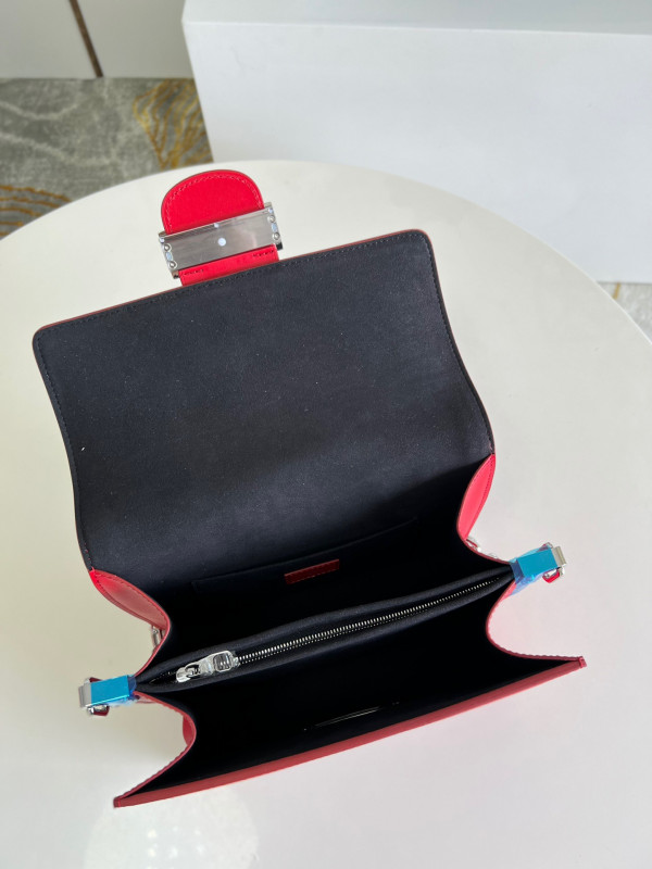 l0*is V*t0n dauphine mm