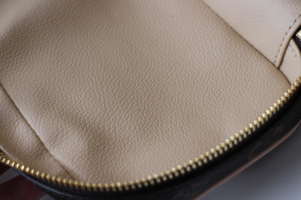 l0*is V*t0n toiletry bag