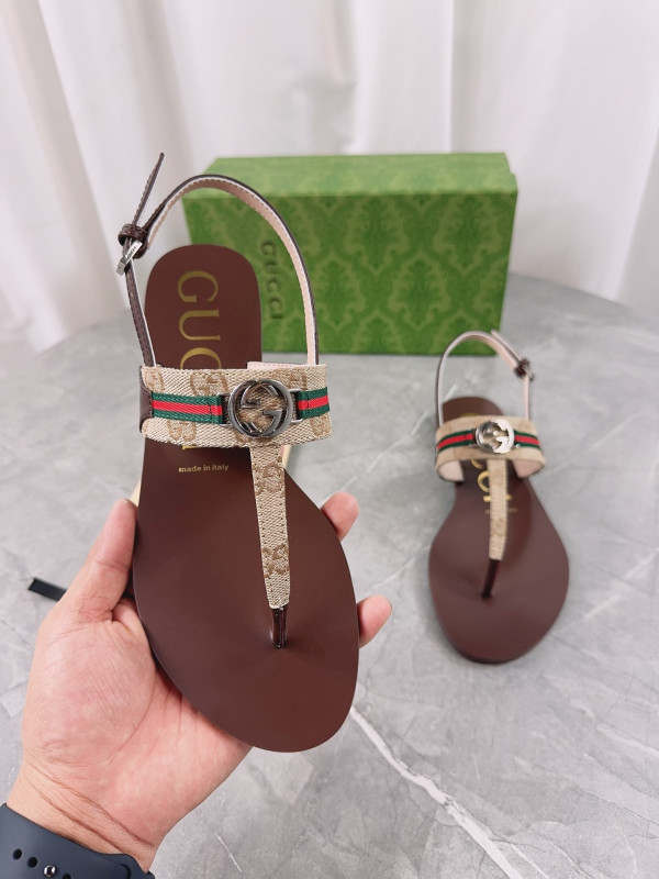 G*u*i slide sandals