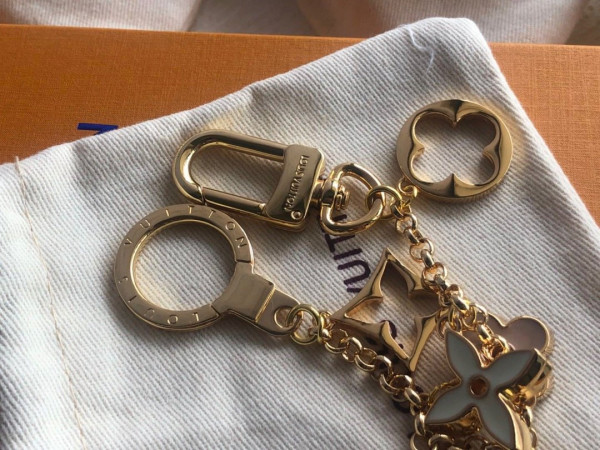 l0*is V*t0n fleur de monogram bag charm chain
