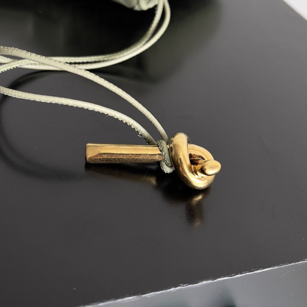 bo*te*ga Ve*ne*ta long clutch andiamo with handle