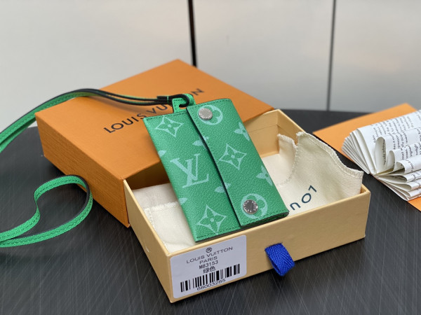 l0*is V*t0n card holder necklace-7.6*10*0.5cm