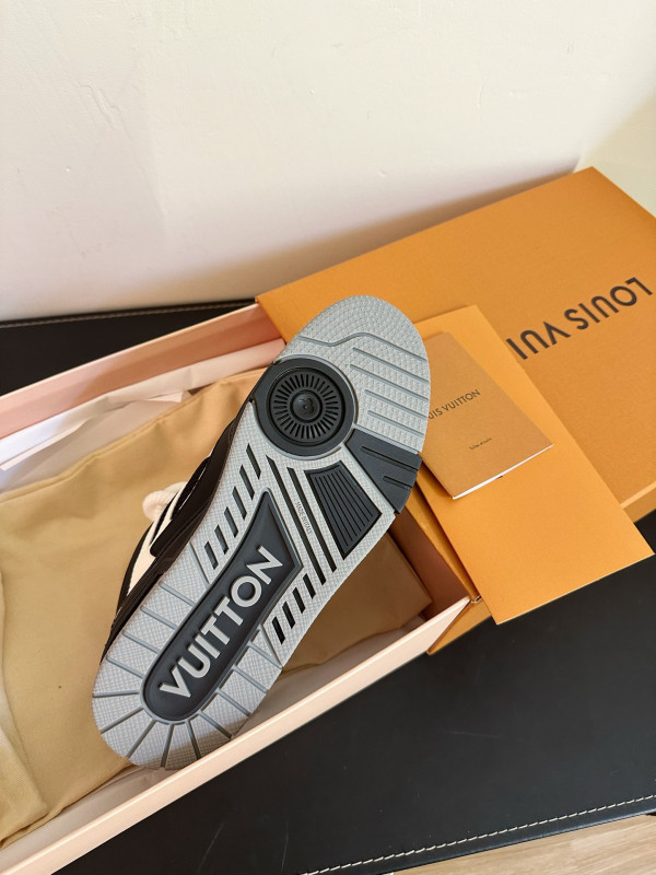 l0*is V*t0n sneakers