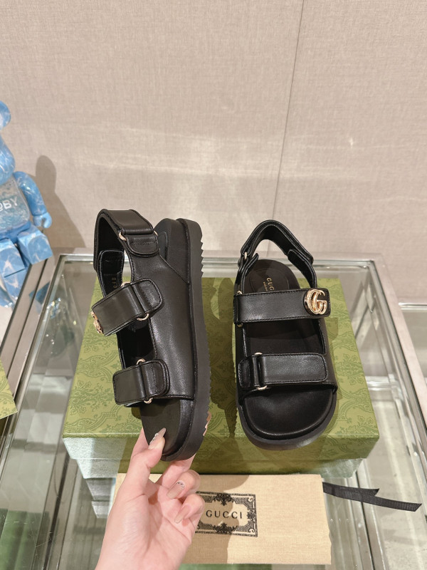 G*u*i slide sandals