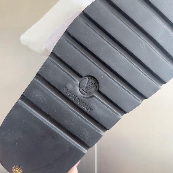 l0*is V*t0n x tm pool pillow comfort mule