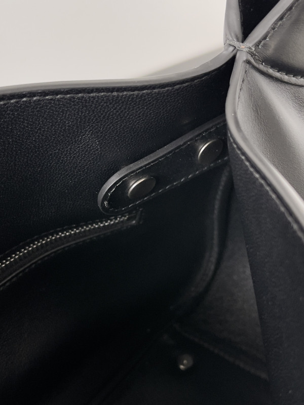 Ba*len*cia*ga bel air small shoulder bag