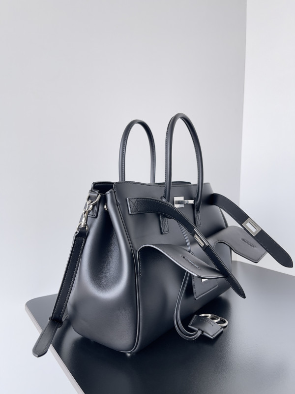 Ba*len*cia*ga bel air small carry all bag