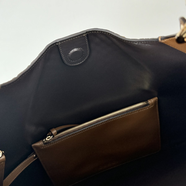 G*u*i b large shoulder bag