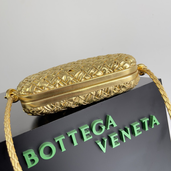 bo*te*ga Ve*ne*ta knot minaudiere on strap