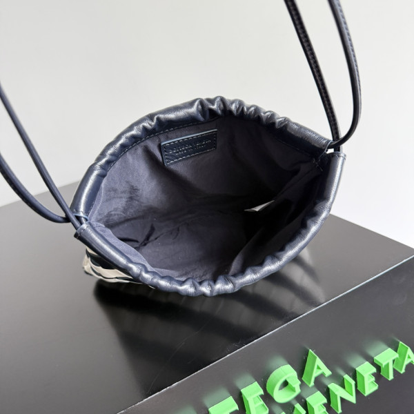 bo*te*ga Ve*ne*ta small dustbag