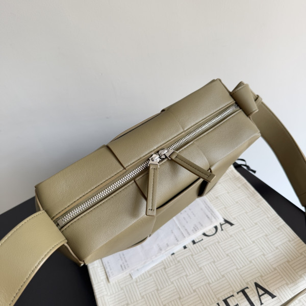 bo*te*ga Ve*ne*ta  arco camera bag -28*18*9cm