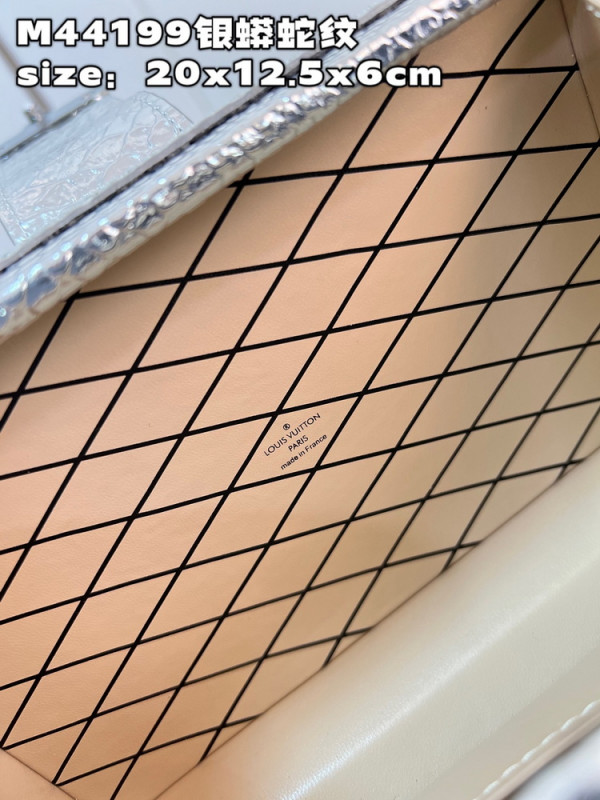 l0*is V*t0n petite malle